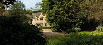 Spacious 5* guest house with private tennis court and beautiful gardens