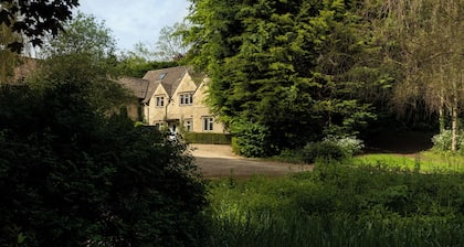 Spacious 5* guest house with private tennis court and beautiful gardens