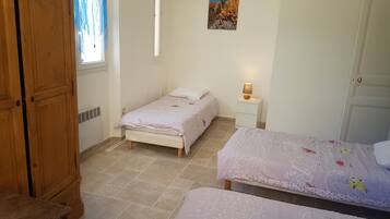 1 slaapkamer, een kluis op de kamer, een strijkplank/strijkijzer