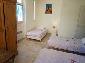 1 chambre, coffres-forts dans les chambres, fer et planche à repasser