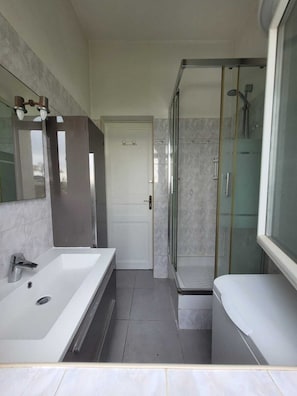 Douche, savon, papier toilette