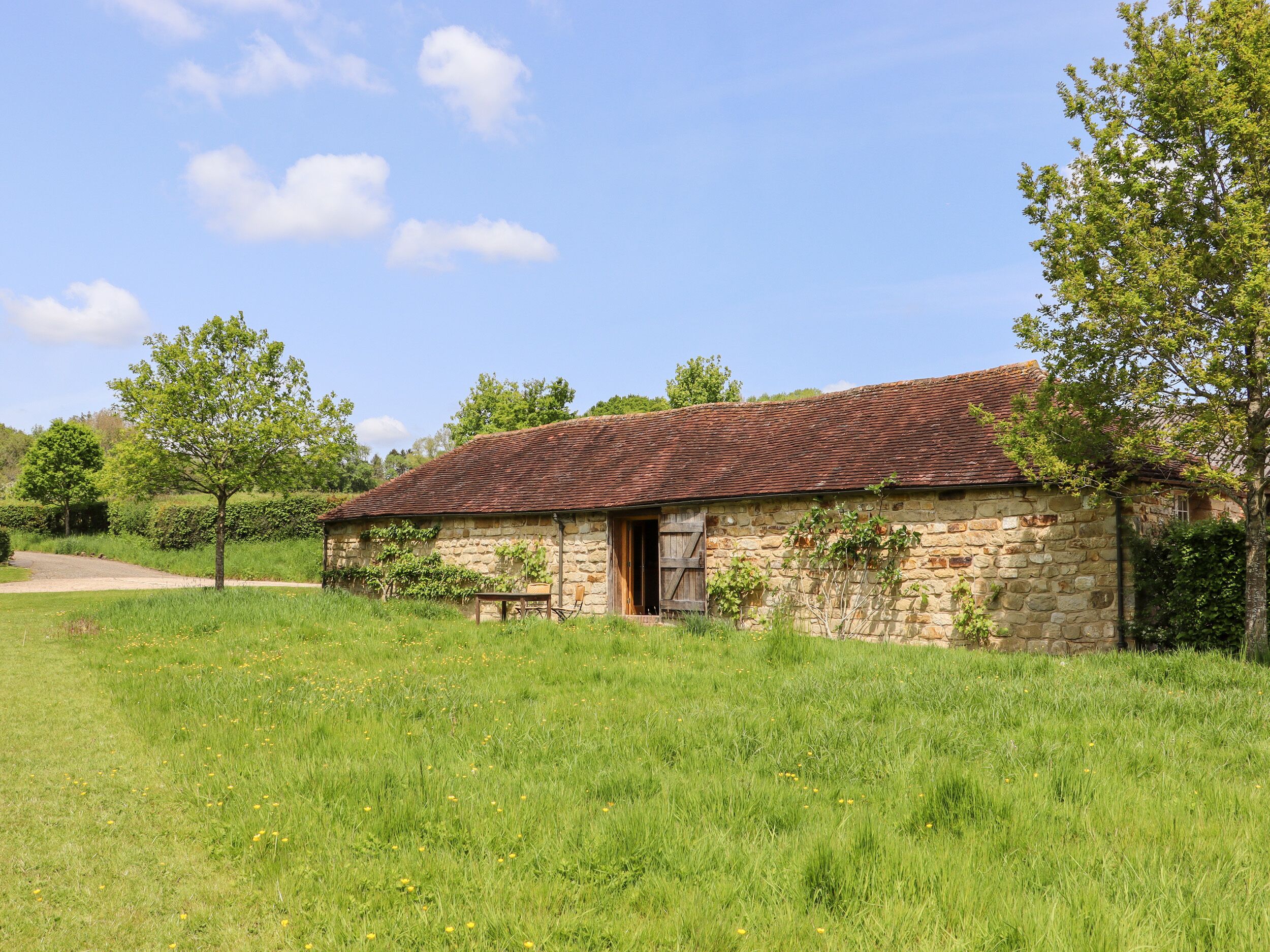 THE STONE BARN, romantic, character holiday cottage in Ticehurst