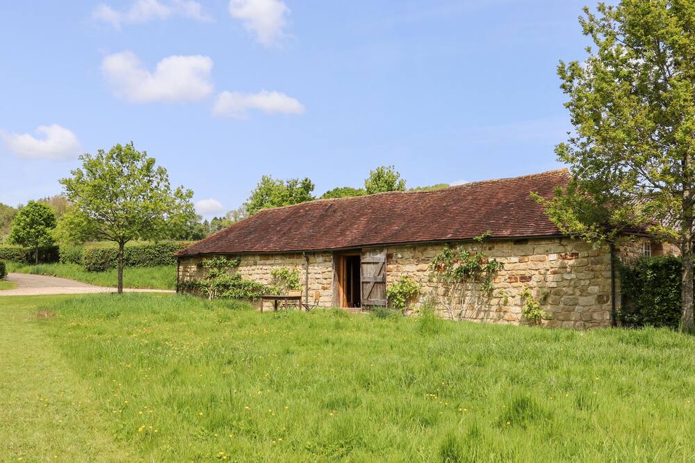 THE STONE BARN, romantic, character holiday cottage in Ticehurst
