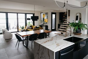 Smart TV, fireplace, stereo - Luxurious Waterfront Home in PEC (Belleville)