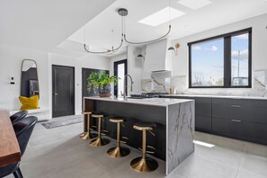 Réfrigérateur, four à micro-ondes, surface de cuisson, lave-vaisselle