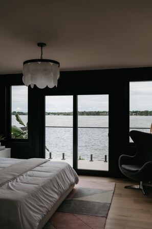 3 bedrooms, iron/ironing board, free WiFi, bed sheets - Luxurious Waterfront Home in PEC (Belleville)