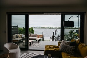 Smart TV, fireplace, stereo - Luxurious Waterfront Home in PEC (Belleville)
