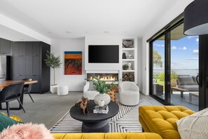 Téléviseur connecté, foyer, chaîne audio