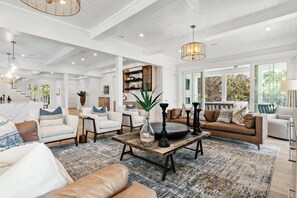 Smart TV, fireplace, table football, stereo - 1 Min. to Beach. Priv. Pool, LSV (Golf Cart), Outdoor Fireplace, Elevator + More (Santa Rosa Beach)