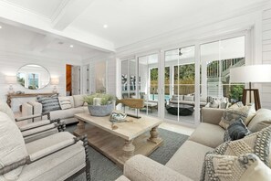 Smart TV, fireplace, table football, stereo - 1 Min. to Beach. Priv. Pool, LSV (Golf Cart), Outdoor Fireplace, Elevator + More (Santa Rosa Beach)