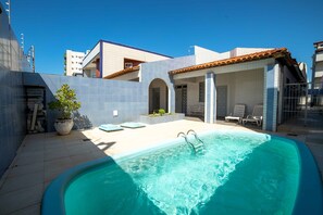 3 Außenpools, geöffnet von 08:00 Uhr bis 18:00 Uhr, Liegestühle