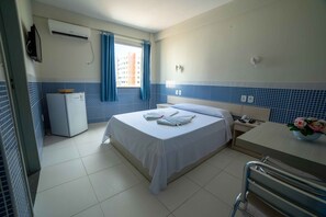 Schreibtisch, laptopgeeigneter Arbeitsplatz, schallisolierte Zimmer