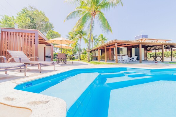 Chalet | Zwembad | Een buitenzwembad, parasols voor strand/zwembad