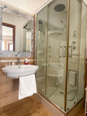 Dusche, Haartrockner, Bidet, Handtücher