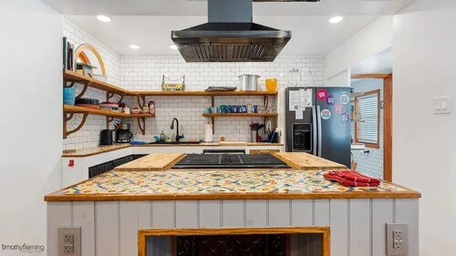 Yellow Brick Road Cottage by the Beach