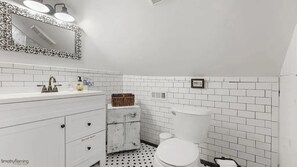 Secador de cabelo, toalhas de banho