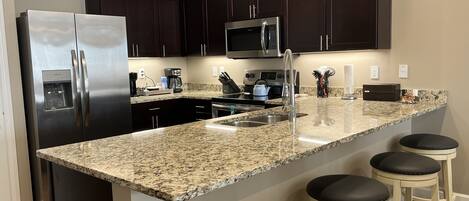 冷蔵庫、電子レンジ、オーブン、コンロ