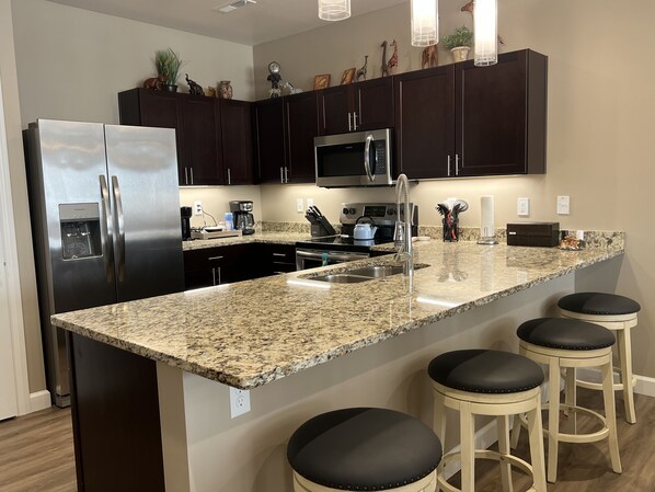 Réfrigérateur, four à micro-ondes, un four, surface de cuisson