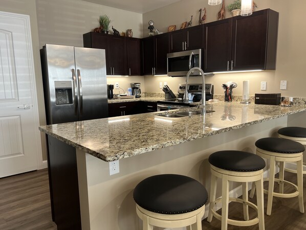 Réfrigérateur, four à micro-ondes, un four, surface de cuisson