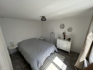 1 habitación, tabla de planchar con plancha y cuna de viaje