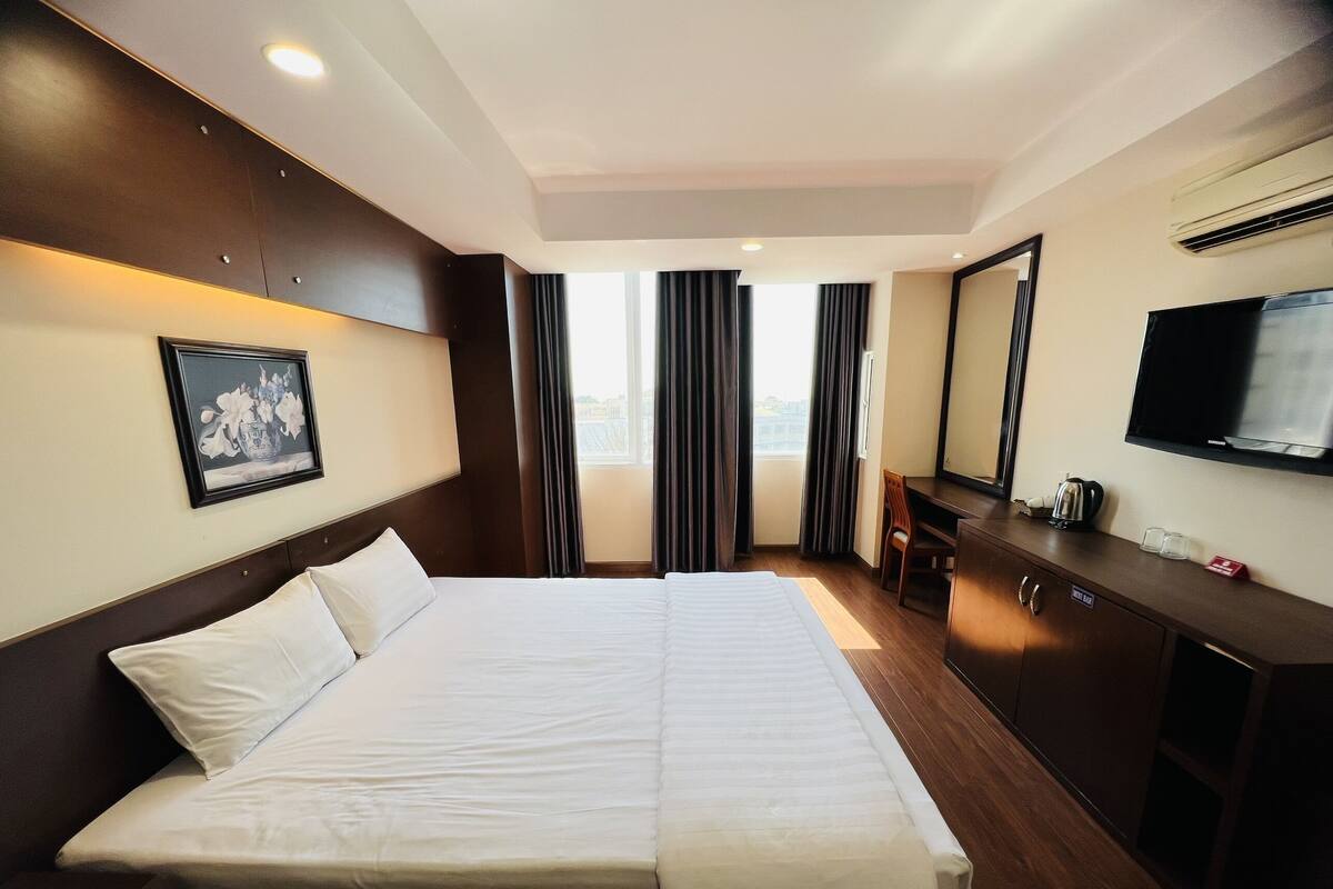 Desk, laptop workspace, free WiFi