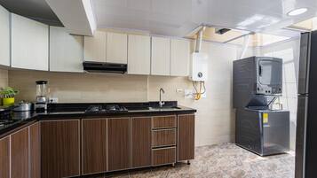 Frigobar, lavavajillas, licuadora, plancha de cocina