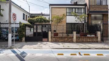 Fachada de la propiedad por la tarde o noche