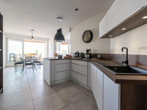 Fridge, microwave, oven, dishwasher - Le Nirvana by Interhome (Port Camargue)