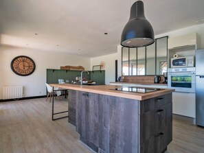 ثلاجة، ميكروويف، فرن، غسالة أطباق