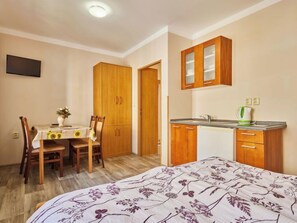 9 bedrooms, desk, WiFi