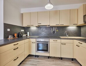 ثلاجة، غسالة أطباق، مستلزمات طهي/أطباق/أوعية، مائدة طعام