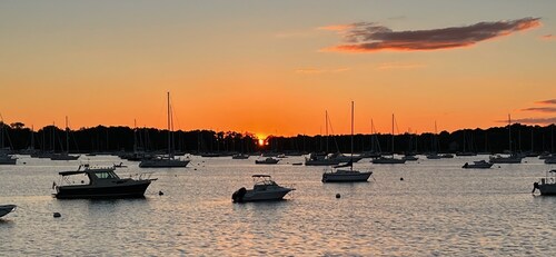 Downtown Historical Bristol Seaside cottage w front row seats to 4th July Parade