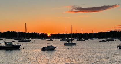 Downtown Historical Bristol Seaside cottage w front row seats to 4th July Parade