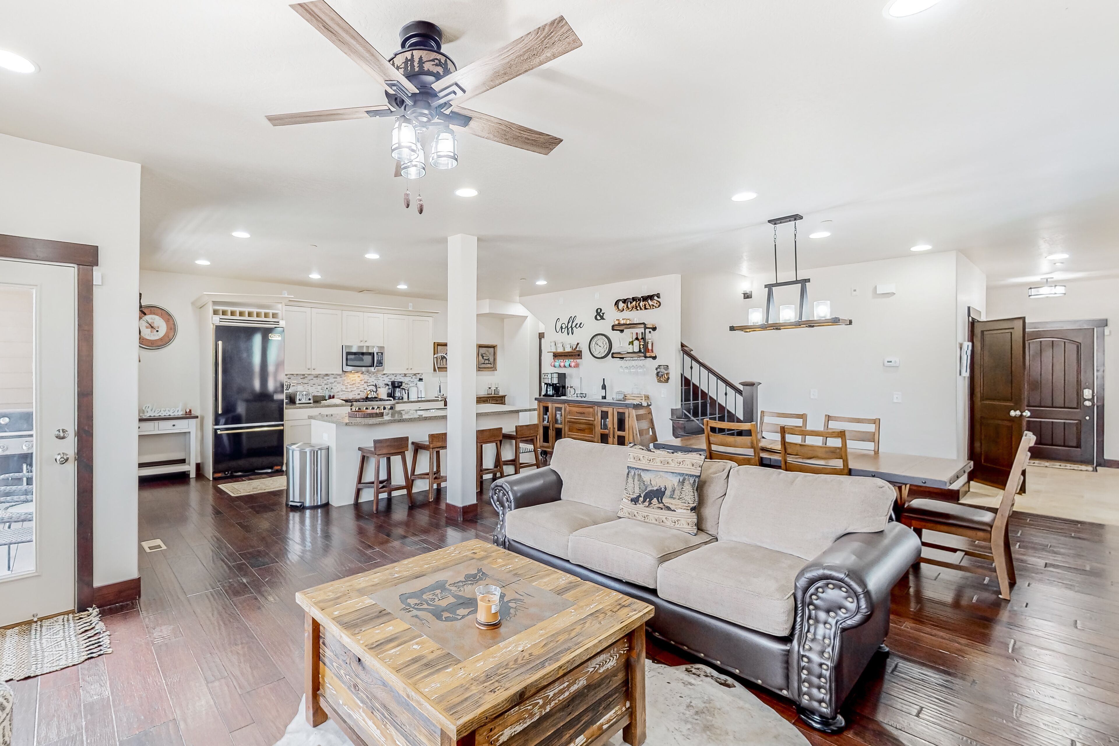 Spacious mountain retreat with hot tub, grill, and fireplace - pool & gym access