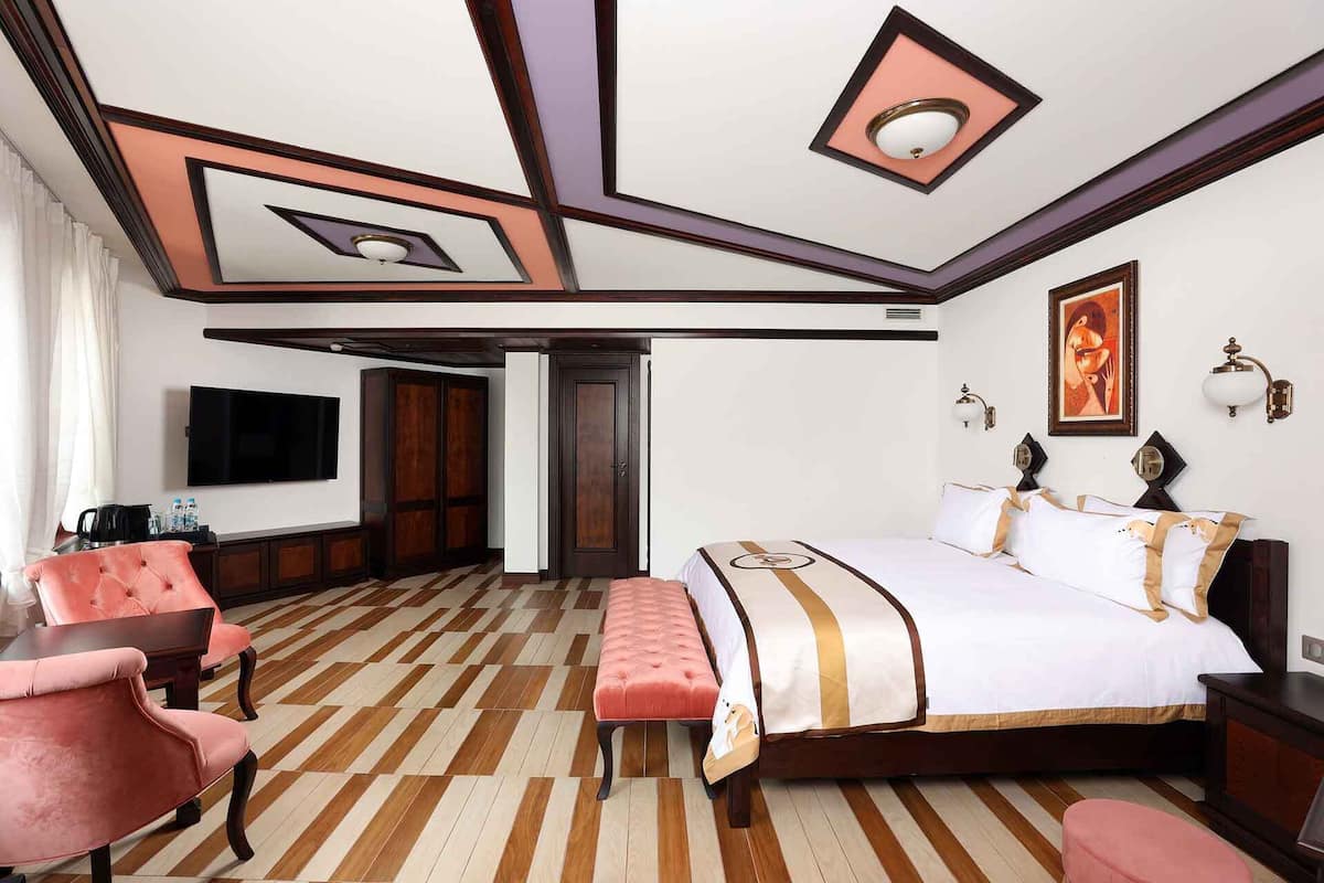 Double Room | 1 bedroom, minibar, in-room safe, iron/ironing board