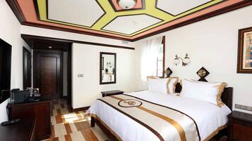 Habitación superior | Minibar y caja de seguridad en la habitación