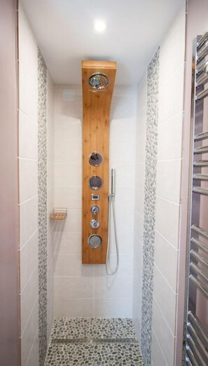 Haartrockner, Handtücher, Shampoo, Toilettenpapier