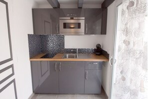 Réfrigérateur, micro-ondes, plaque de cuisson, cafetière/bouilloire