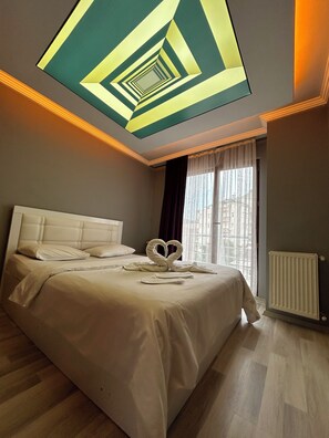 Familie suite, 2 slaapkamers | Een strijkplank/strijkijzer, beddengoed