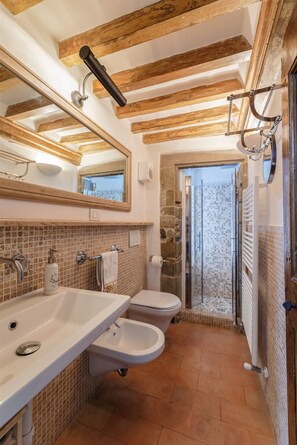 Douche, sèche-cheveux, bidet, serviettes fournies