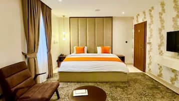 Apartamento executivo, 2 quartos | 1 quarto, individualmente mobiliados, escrivaninha