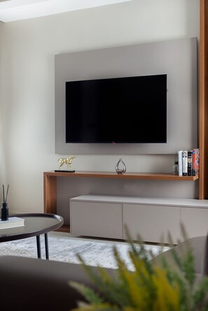 Apartemen Bisnis | Area keluarga | Smart TV, Netflix, dan layanan streaming