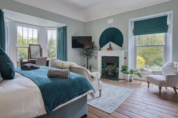 6 bedrooms, desk, iron/ironing board, WiFi