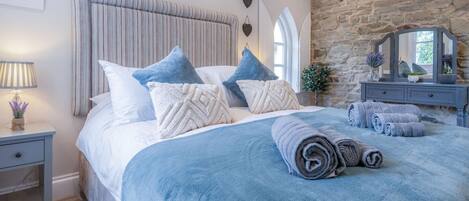 6 bedrooms, desk, iron/ironing board, WiFi