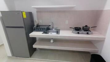 雪櫃、咖啡機/沖茶器、電熱水壺、廚房用具/餐具/器皿