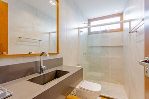 A modern bathroom with a dual sink, a large mirror, and a glass-enclosed shower. - PF58 Casa Alto Luxo 6 Suítes-Praia Bella (Mata de São João)