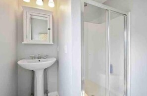 Haartrockner, Handtücher, Seife, Toilettenpapier