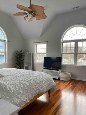 4 bedrooms, iron/ironing board, free WiFi, bed sheets