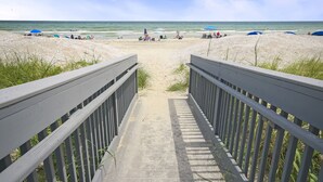 På stranden, solsenger og strandhåndklær