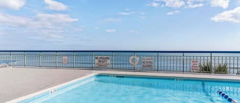 Piscina a l'aire lliure i gandules